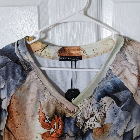 NWT Y2K Fall Leaves All Over Print Long Sleeve V-Neck Noracora Top Size Small - Picture 4 of 8